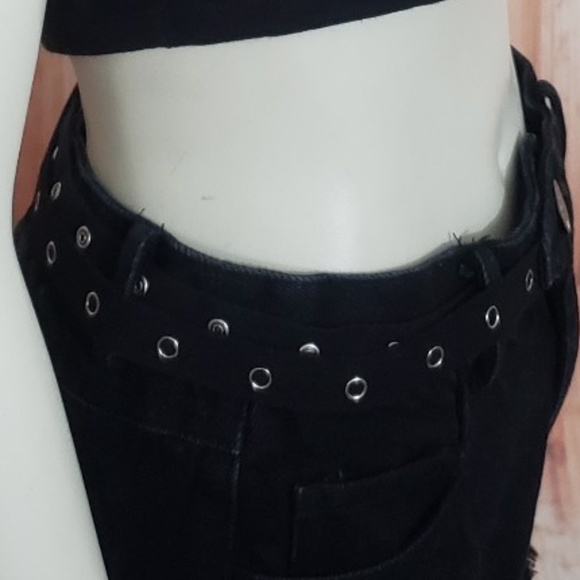 CHERRYBOOM STUDIO BLACK DISTRESSED DENIM SHORTS M - Picture 6 of 8